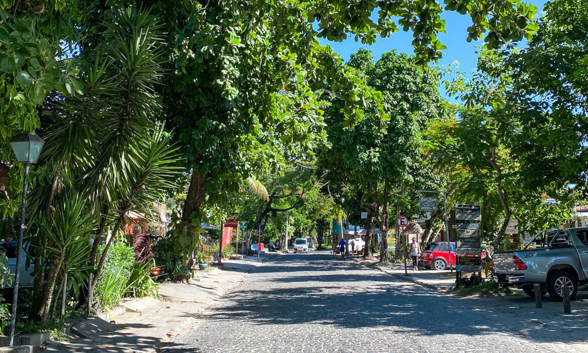 Conheça a Rua Nova, Alameda dos Flamboyants - Arraial d'Ajuda, Porto Seguro, Bahia
