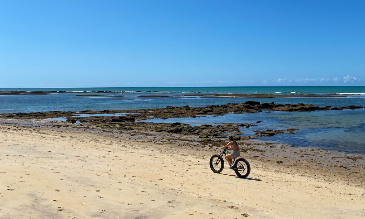 Passeio de bike, bicicleta na praia em Arraial d'Ajuda